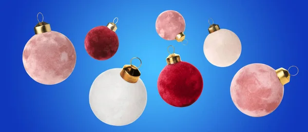 Açık Mavi Arka Planda Uçan Noel Topları — Stok fotoğraf