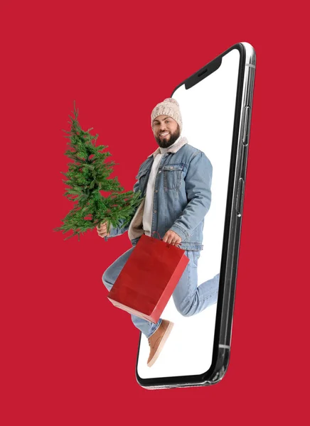 Kolaż Dużym Smartfonem Szczęśliwy Młody Człowiek Torbami Zakupy Choinkę Czerwonym — Zdjęcie stockowe