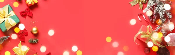 Banner Mit Weihnachtsgeschenken Und Dekor Auf Rotem Hintergrund — Stockfoto