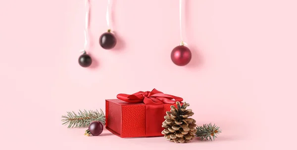 Прекрасний Різдвяний Подарунок Конус Кульки Рожевому Фоні — стокове фото
