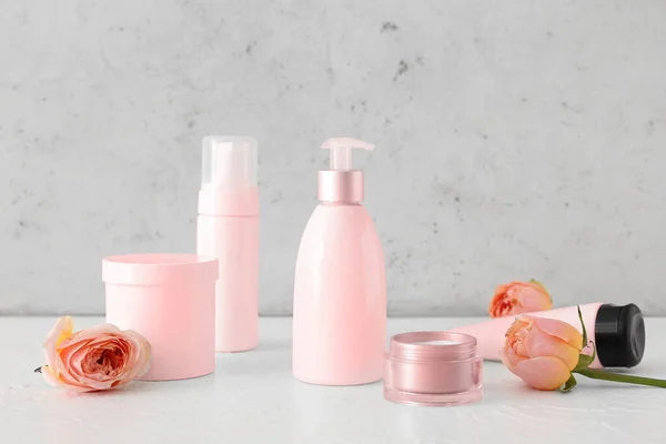 Set Cosmetic Products Rose Flowers Light Background — Stock Photo, Image