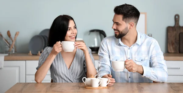 幸せな若いカップル飲むお茶で午前中に自宅 — ストック写真