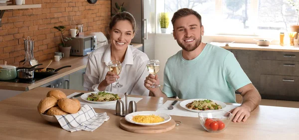 Pasangan Muda Yang Bahagia Makan Siang Dapur — Stok Foto