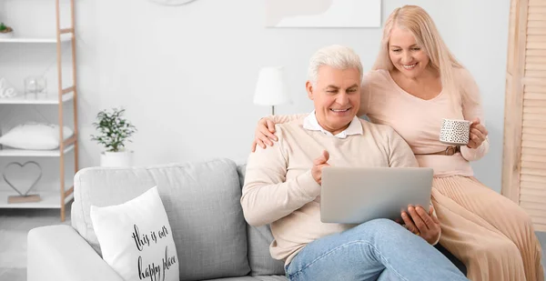Gelukkig Volwassen Paar Met Laptop Thuis — Stockfoto
