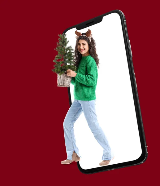 배경으로 크리스마스 트리를 다니는 스마트폰을 콜라주 — 스톡 사진
