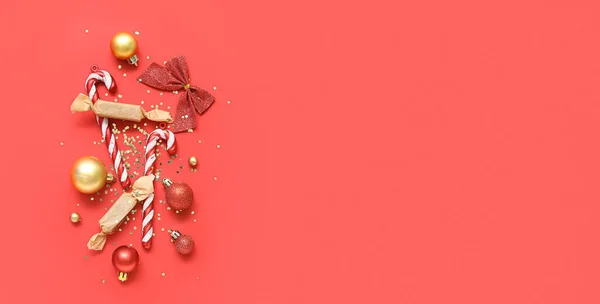 Belle Composition Noël Avec Décorations Bonbons Confettis Sur Fond Rouge — Photo