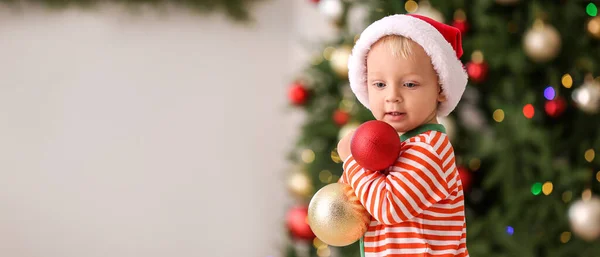 Bebê Bonito Chapéu Papai Noel Com Bolas Natal Casa — Fotografia de Stock