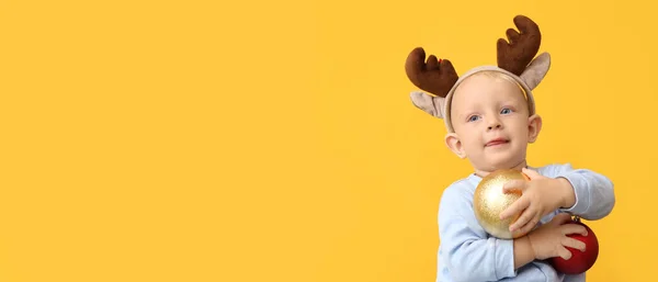 Bebé Bonito Com Chifres Veado Bolas Natal Fundo Amarelo Com — Fotografia de Stock