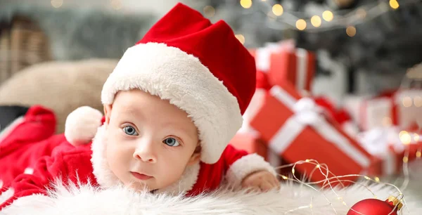 Bonito Bebê Traje Papai Noel Deitado Casa Véspera Natal — Fotografia de Stock