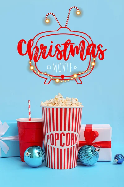 Baner Popcornem Napojem Gazowanym Kulkami Świątecznymi Prezentami Niebieskim Tle Święta — Zdjęcie stockowe