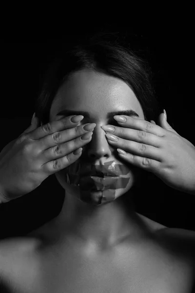 Mujer Joven Con Boca Pegada Cubriendo Sus Ojos Fondo Oscuro — Foto de Stock
