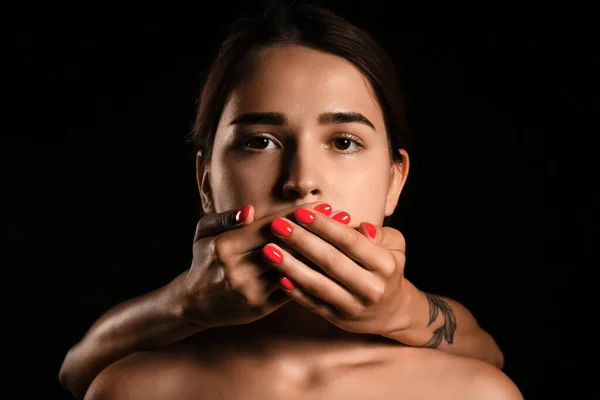 Руки Прикрывающие Рот Молодой Женщины Темном Фоне Концепция Цензуры — стоковое фото
