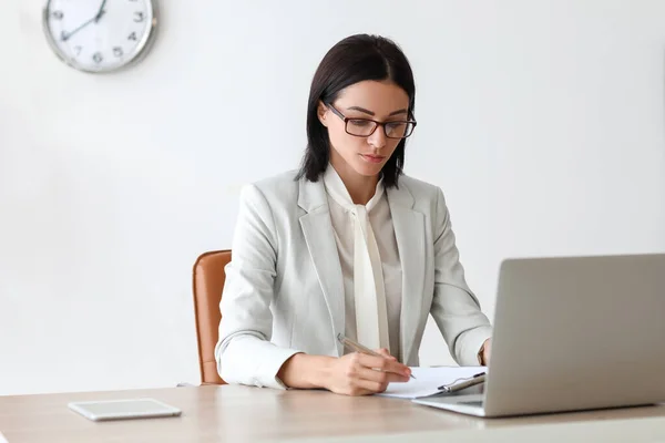Female Psychologist Video Chatting Patient Table Office — Stock Photo, Image