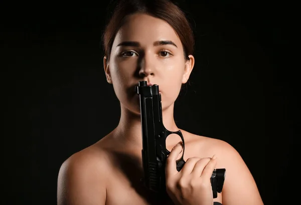 Junge Frau Mit Waffe Auf Dunklem Hintergrund Zensurkonzept — Stockfoto