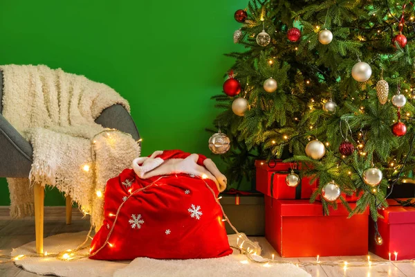 Bolso Santa Con Sillón Luces Brillantes Árbol Navidad Cerca Pared —  Fotos de Stock