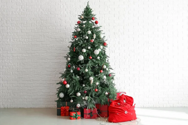 Bolso Santa Con Regalos Árbol Navidad Cerca Pared Ladrillo Blanco —  Fotos de Stock