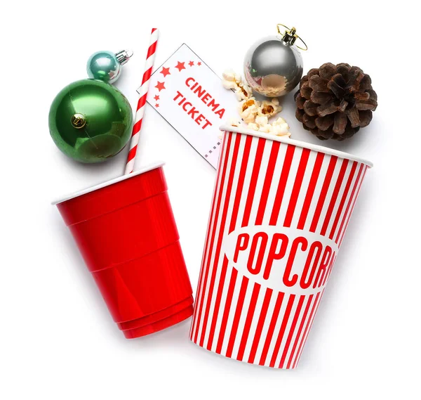 Vödör Popcorn Csésze Mozijegy Fenyőtoboz Karácsonyi Labdák Fehér Alapon — Stock Fotó