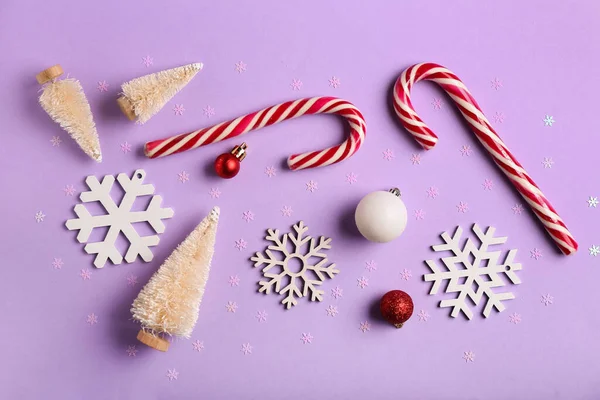 Skladba Chutnými Cukrovinkami Vánoční Ozdoby Konfety Šeříkovém Pozadí — Stock fotografie