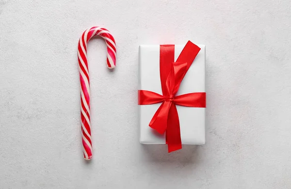 甘いお菓子の杖と光の背景のクリスマスプレゼント — ストック写真