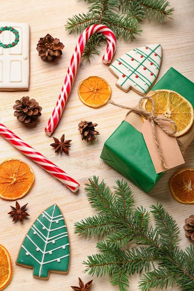 Összetétel Karácsonyi Ajándékkal Édességekkel Fenyőágakkal Alapon — Stock Fotó