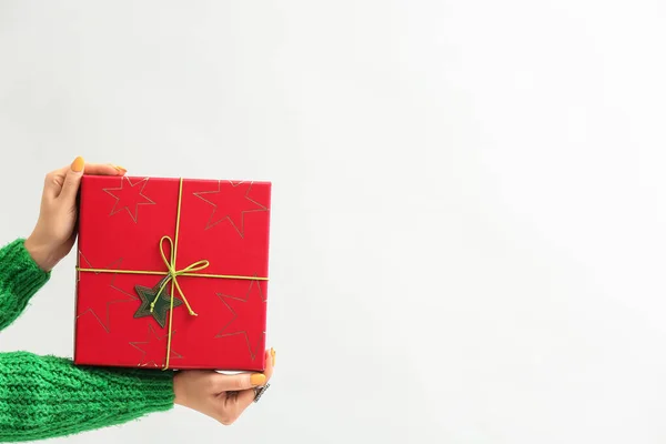 グレーの背景に赤いクリスマスのギフトボックスを持つ女性 — ストック写真