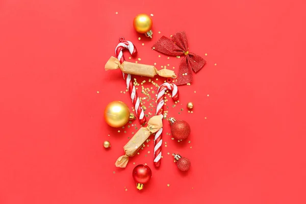 Krásná Vánoční Kompozice Dekoracemi Cukrovinkami Konfety Červeném Pozadí — Stock fotografie
