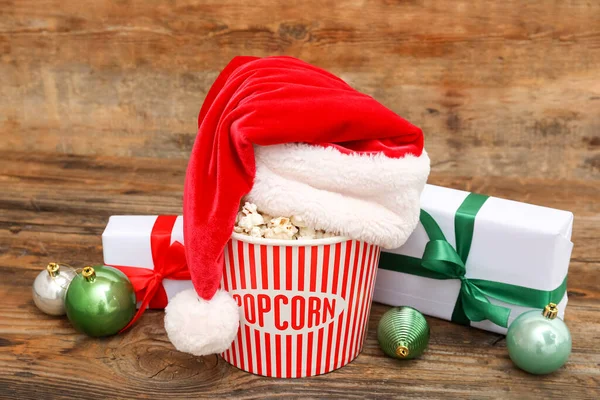 Vödör Popcorn Mikulás Kalap Karácsonyi Labdák Ajándékok Háttér — Stock Fotó