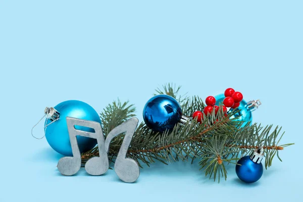 Nota Segni Con Rami Natale Palle Sorbo Sfondo Blu — Foto Stock