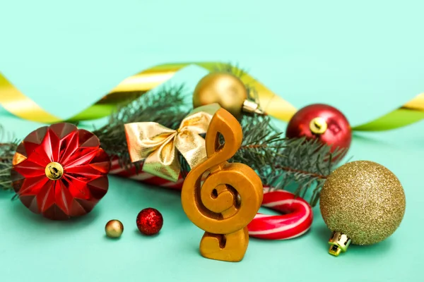 Clave Agudos Con Ramas Navidad Decoración Sobre Fondo Verde Primer —  Fotos de Stock