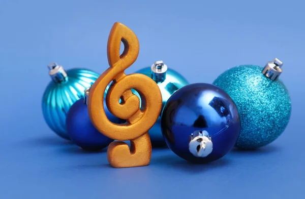 Notenschlüssel Mit Weihnachtskugeln Auf Blauem Hintergrund — Stockfoto
