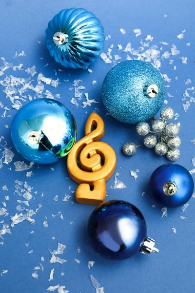 Treble Clef Met Kerstballen Sneeuw Blauwe Achtergrond — Stockfoto