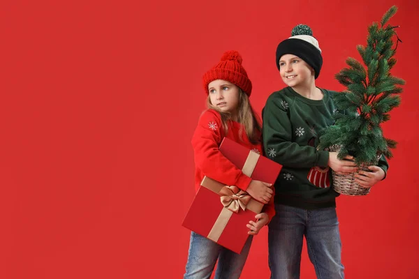 Niños Pequeños Con Árbol Navidad Regalo Sobre Fondo Rojo — Foto de Stock