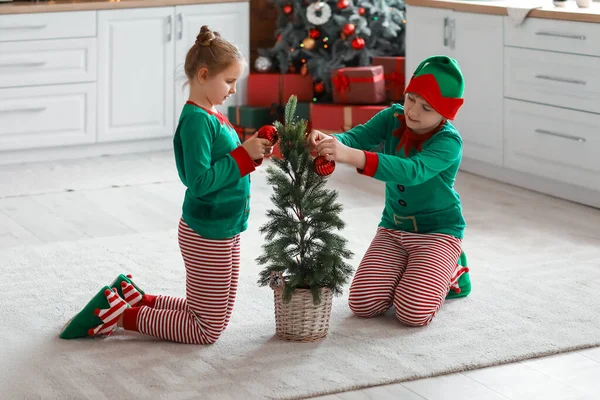 Niños Pequeños Vestidos Elfos Decorando Árbol Navidad Cocina — Foto de Stock