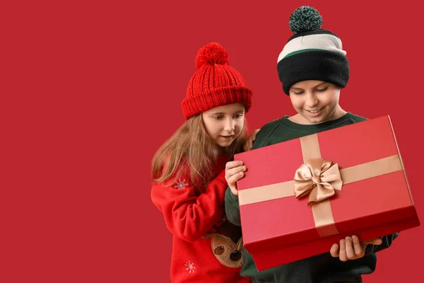 Petits Enfants Ouvrant Cadeau Noël Sur Fond Rouge — Photo