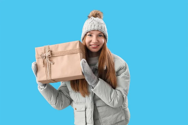Young Woman Christmas Present Blue Background — Stock Photo, Image