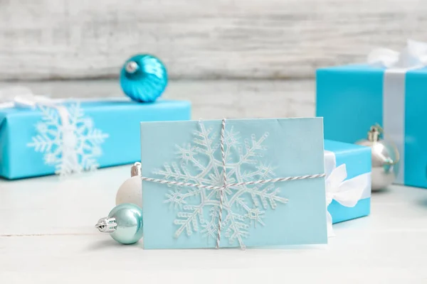 Carta Santa Con Bolas Navidad Regalos Sobre Fondo Madera Blanca —  Fotos de Stock