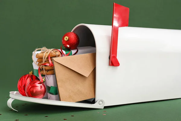 Postbus Met Brieven Aan Kerstman Cadeautjes Koekjes Kerstballen Groene Achtergrond — Stockfoto