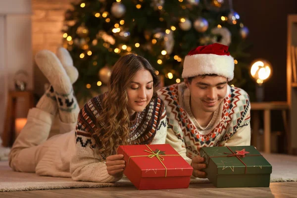 Young Couple Love Presents Home Christmas Eve — Stock Photo, Image