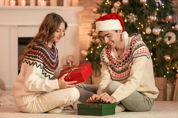 Young Couple Love Presents Home Christmas Eve — Stock Photo, Image