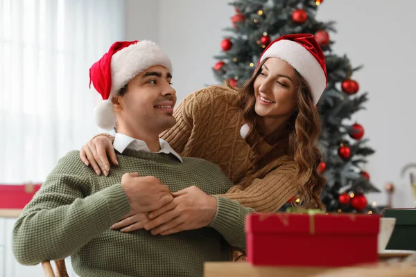 Amante Casal Abraçando Cozinha Véspera Natal — Fotografia de Stock