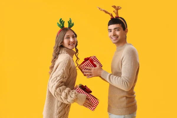 Νεαρό Ζευγάρι Ερωτευμένο Χριστουγεννιάτικα Δώρα Κίτρινο Φόντο — Φωτογραφία Αρχείου