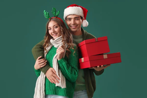 Young Couple Love Christmas Presents Green Background — Stock Photo, Image