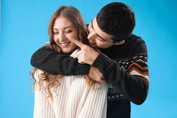 Pareja Cariñosa Suéteres Cálidos Abrazándose Sobre Fondo Azul — Foto de Stock