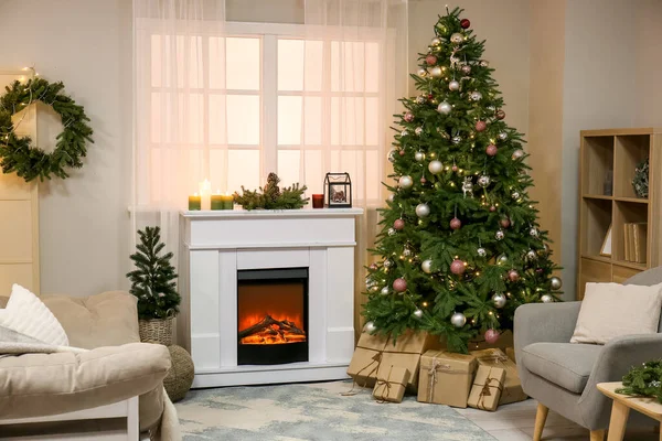 有壁炉 圣诞树和窗户的客厅的内部 — 图库照片