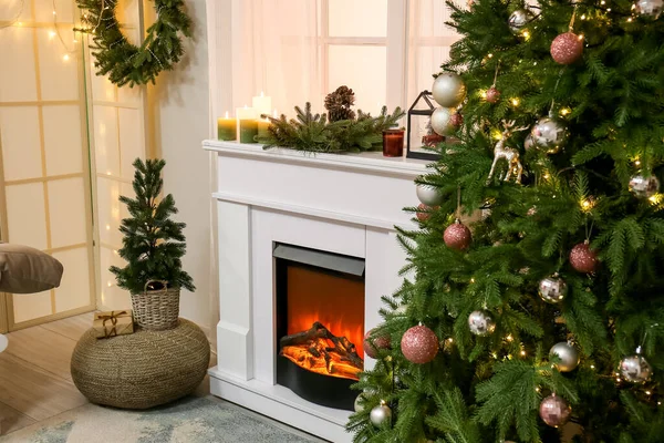Innenraum Des Wohnzimmers Mit Kamin Weihnachtsbäumen Und Fenster — Stockfoto