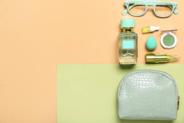 Renk arkaplanında kozmetik ve aksesuarlı çanta