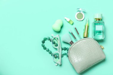 Renk arkaplanında kozmetik ve aksesuarlı çanta