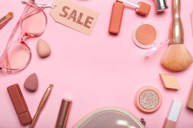 Kozmetik ürünlerden, aksesuarlardan ve pembe arka planda satıştan oluşan çerçeve
