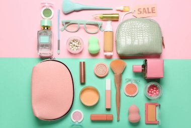 Renk arkaplanında kozmetik, aksesuar ve satış etiketi olan çanta