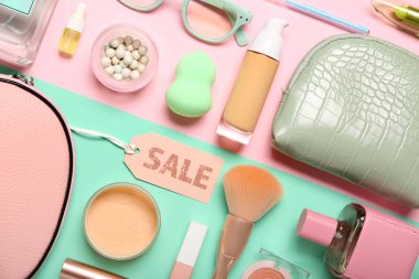 Renk arkaplanında kozmetik, aksesuar ve satış etiketi olan çanta